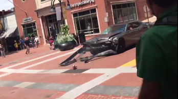 Videón, ahogy a kocsi antifasiszta tüntetők közé hajt Charlottesville-ben