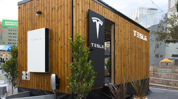 A Tesla faházzal népszerűsíti a napenergiát