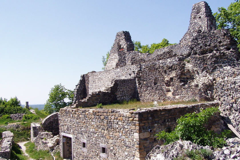 Erről a szikláról akarták lelökni a magyar lányt: hátborzongató titkot őriz a Tátika-vár