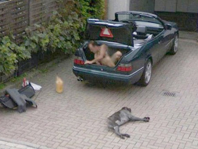 Mit keres a pucér férfi a kocsi csomagtartójában a Google Street View-n?