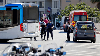 Két buszmegállóba hajtott egy autó Marseille-ben