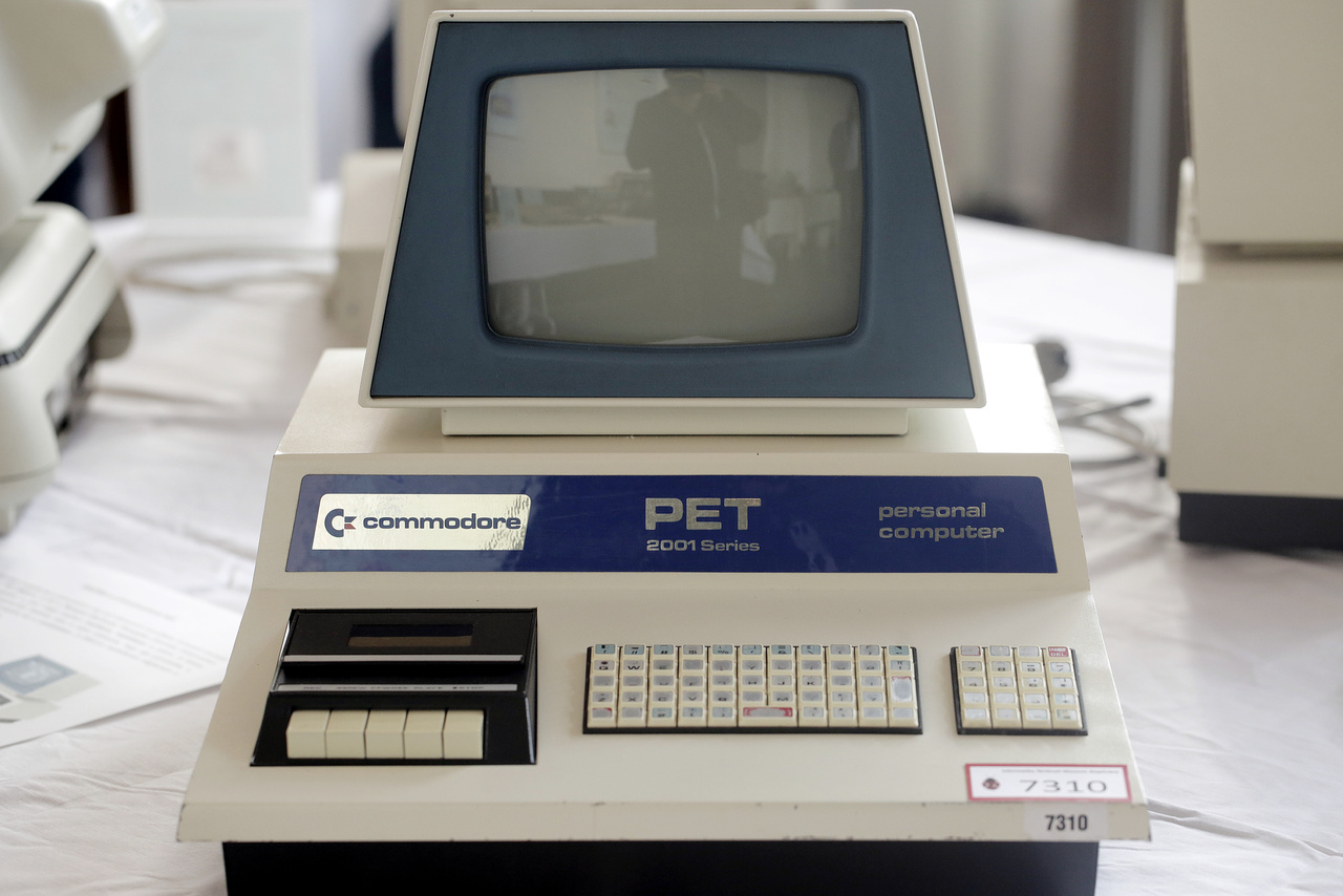 A Commodore PET 2001 kompakt személyi számítógépet 1977-ben mutatták be. Beépített magnó, monitor, billentyűzet járt hozzá, a házban 1 megaherzes processzor dolgozott, BASIC nyelven lehetett programozni.