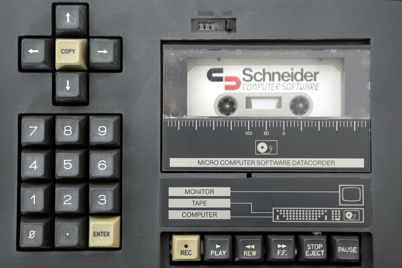 Schneider CPC-464 személyi számítógép beépített szalagolvasóval (1984)