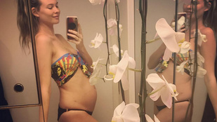 Adam Levine felesége bikinis fotóval jelentette be, hogy terhes