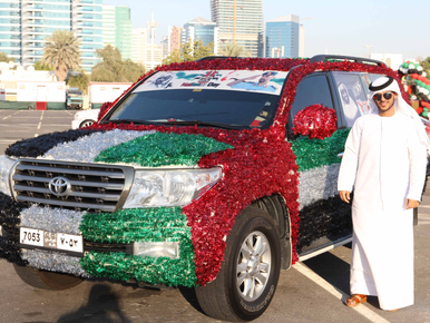 Feldíszített autókkal ünnepelték Abu Dhabiban a nemzeti ünnepet