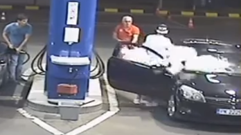 A hét hőse a benzinkúton cigiző srácot arcba poroltózó kutas