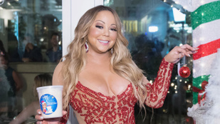 Mariah Carey láthatatlan széken ülve ad autogramot