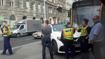 Ukrán rendszámú autóval ütközött a villamos a Mester utcánál