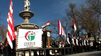Jobbik-nagygyűlés gárdista masnival