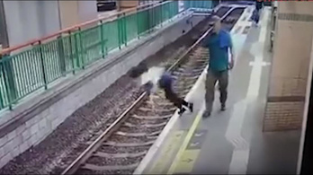 Letartóztatták a férfit, aki a sínek közé lökött egy idős nőt Hongkongban