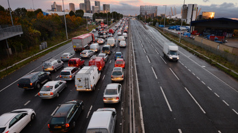 Megsarcolják a London belvárosába tartó légszennyező kocsik tulajait