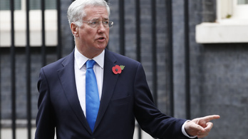 A brit védelmi minisztert is elsodorta egy zaklatási ügy