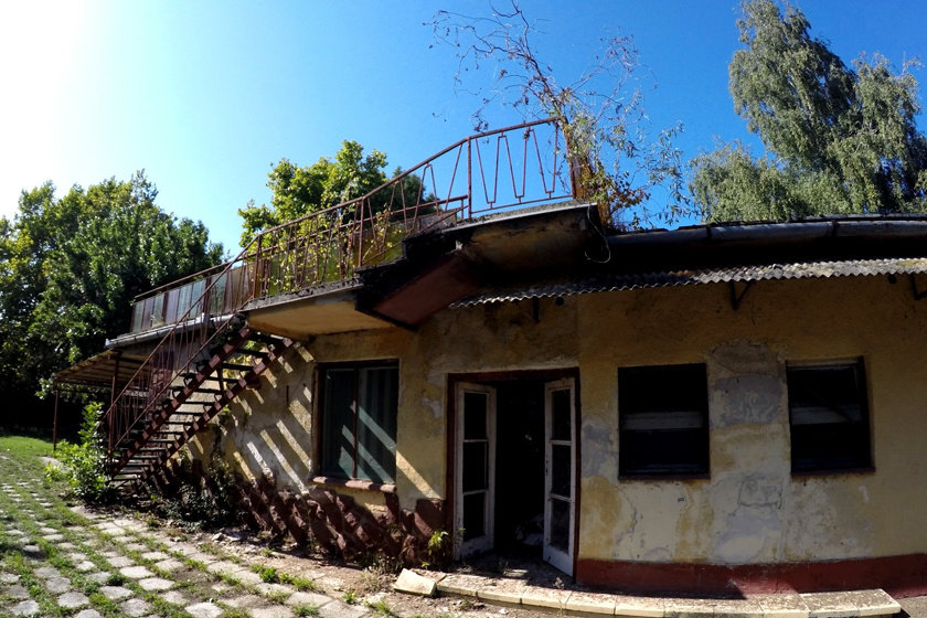 Kísértetüdülő a Balaton mellett: a szomorú, romos épület 20 éve áll elhagyatva