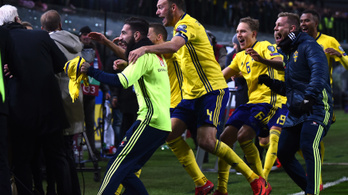 A svéd futballisták lerohanták a tévéstábot, szétesett a pult