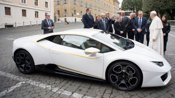 Ferenc pápa kapott egy Lamborghinit, de nem tartja meg