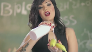 Letartóztattak egy énekesnőt, mert banánt majszolt a klipjében