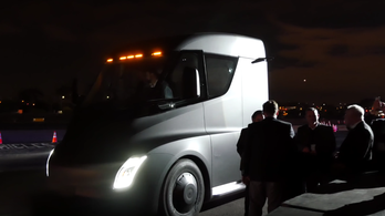 Videón a Tesla gyorsulgató kamionja