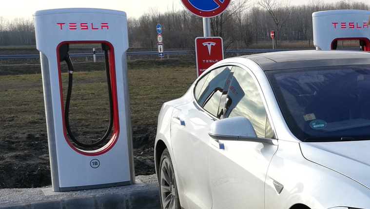 Már Magyarországnak is van Tesla-töltője