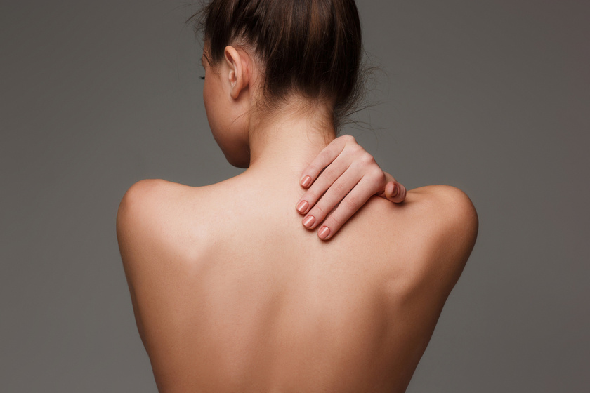 Ezért alakulnak ki pattanások a háton - Nemcsak a ruha, betegség is okozhatja