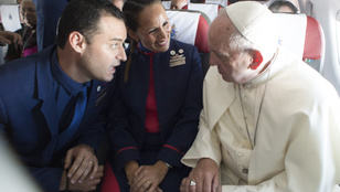 Ferenc pápa összeadott a repülőjén két légiutas-kísérőt