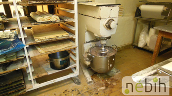 Piszkos ipari fúrógéppel készült a tészta egy budapesti pékségben
