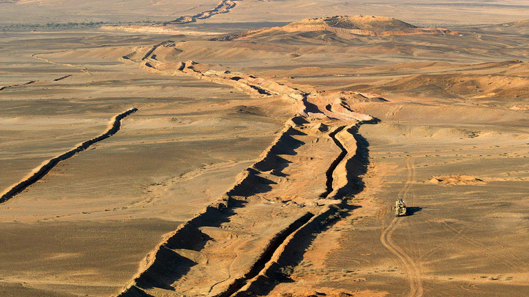Taposóaknák millióit rejti a homok a Szaharát kettévágó fal tövében