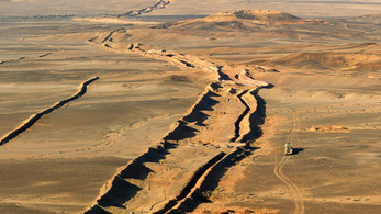 Taposóaknák millióit rejti a homok a Szaharát kettévágó fal tövében