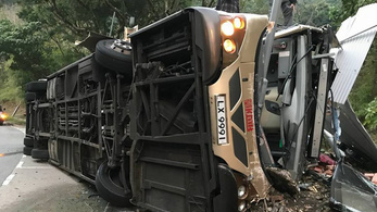 Felborult egy busz Hongkongban, 19 halott