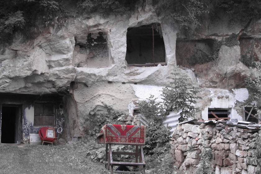 Így éltek a siroki barlanglakásokban: alig 20 éve hagyták el a szörnyű körülményeket