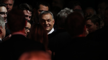 Molinóval, akcióval várják az évértékelő Orbánt