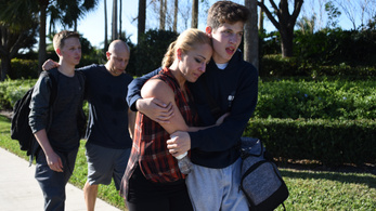 Összeesküvés-elmélet hívők zaklatják a floridai lövöldözés túlélőjét