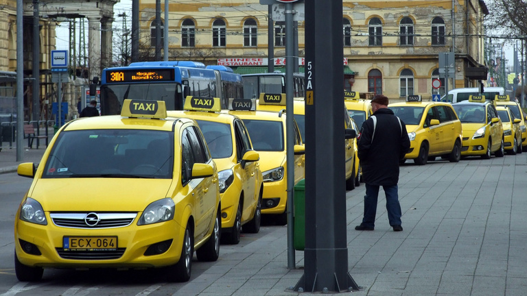 Méregdrága a taxizás Budapesten, és még drágítani akarják
