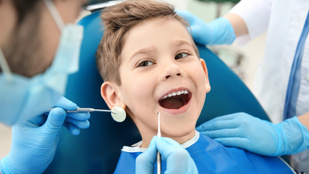 Szerinted mikor kéne először fogorvoshoz vinni a gyereket?
