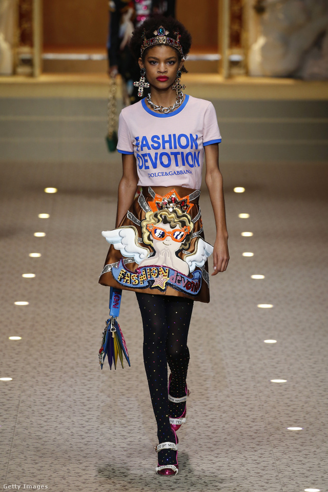 Fashion Devotion feliratos póló ás angyalkás szoknya a Dolce & Gabbana kifutóján.