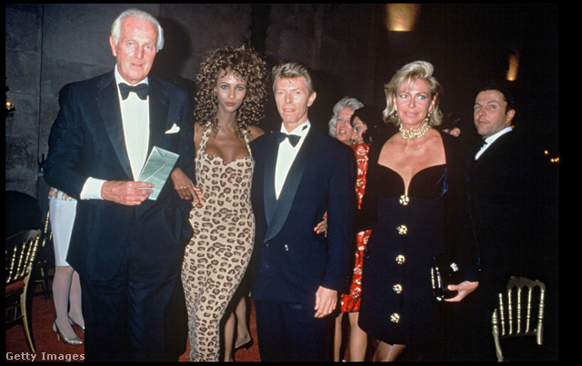 Hubert De Givenchy 1991-ben David Bowie és modell felesége, Iman társaságában.
                        