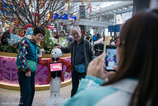 Ilyen robotoktól lehet segítséget kérni vagy akár fotózkodni a hongkongi repülőtéren.