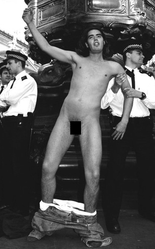 Russell Brand első botránya nyilvános péniszlobogtatás volt