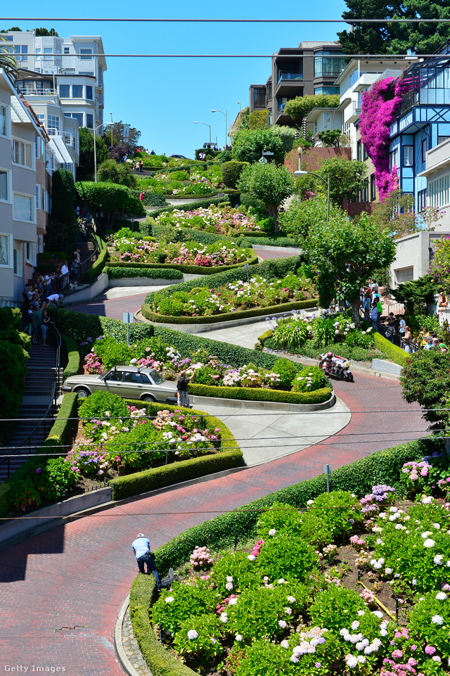 Amerika egyik legszebb városának tartott San Francisco egyik leglátogatottabb helyszíne a Lombard Street, ami hajtűkanyarairól híres. 