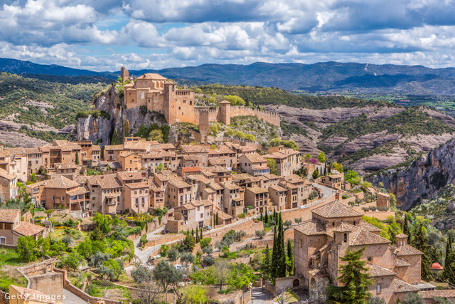 A Pireneusok lábánál elhelyezkedő Alquézar eredetileg egy 11.századi mór erőd volt. A terrakotta tetős házakkal teli falu nem csak a középkori hangulata miatt olyan közkedvelt, hanem sajátos geológiai adottságai miatt is. 