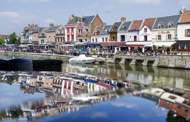 Az építészeti remekekben gazdag Amiens egyik fő nevezetessége a „les hortillonnages” azaz Amiens lápos része és annak úszó kertjei, de érdemes lecsekkolni a Saint-Leu negyed csatornáit, a gótikus Notre-Dame katedrálist valamint Verne Gyula házát, melyben több, mint harminc regény született. 