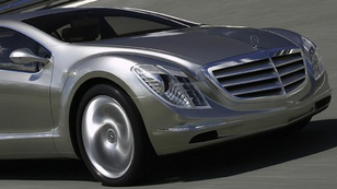 Tizenöt új Mercedes három év alatt