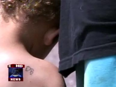 300 dollárra ítélték a hároméves fiát tetováló apát