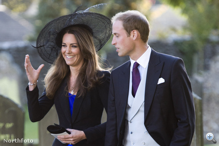 Vilmos herceg és kedvese, nem sokkal esküvőjük előtt. Kate Middleton szinte ugyanolyan kék ruhát viselt, mint később az eljegyzésén. 