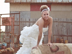 Ezer dollárt kapott wc-papírból készült menyasszonyi ruhájáért