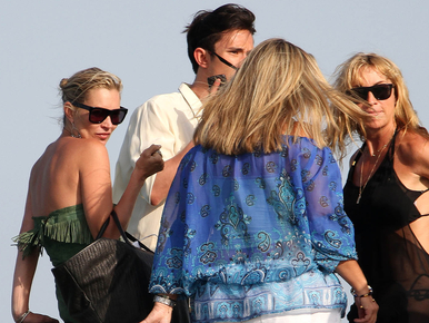 Topless vetődött a habokba Kate Moss egy jachtról