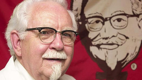 Weboldallal tisztelegnek a KFC ezredesének emléke előtt
