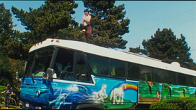 Woody Harrelson környezetbarát busszal érkezett a forgatásra