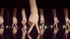 Lakkozott körmök bugiznak a Chanel videójában