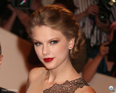 Taylor Swift piros rúzsa nagyon csillog, de ez is menő.