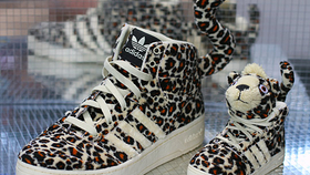 Leopárdmintás plüsscipőt terveztek az Adidasnak